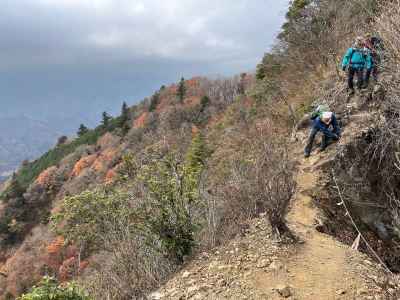 左右崖のヤセ尾根を通過