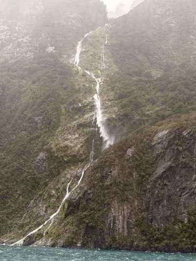 船から見るﾐﾙﾌｫｰﾄﾞｻｳﾝﾄﾞの滝