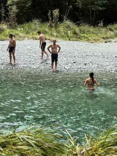 寒いのに泳ぐのね、、、&nbsp;