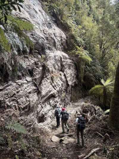 岸壁を人力で切り開いたﾛｰｯｷｰｶｯﾃｨﾝｸﾞ&nbsp;