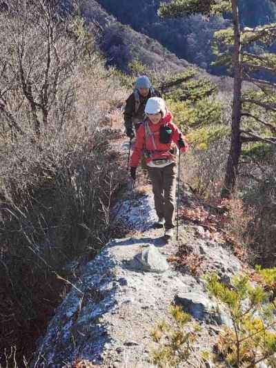 細い尾根道を進む