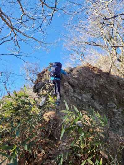 まだまだ岩尾根は終わらない。