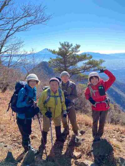 富士山＆茅ヶ岳をバックに金ヶ岳頂上にて