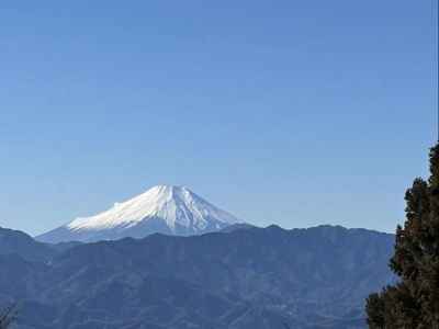 富士山が青い空に映える