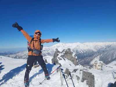 笠ヶ岳をバックにポーズ