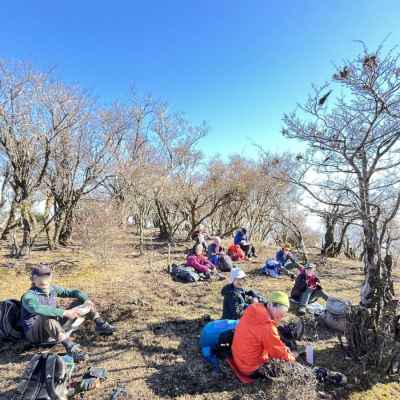 いつもの広場でランチ（風強い！）