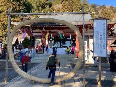 新玉の年の初めにくぐる輪