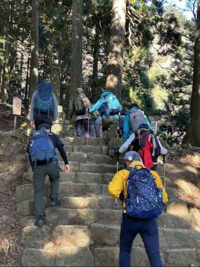 急な石段を登る