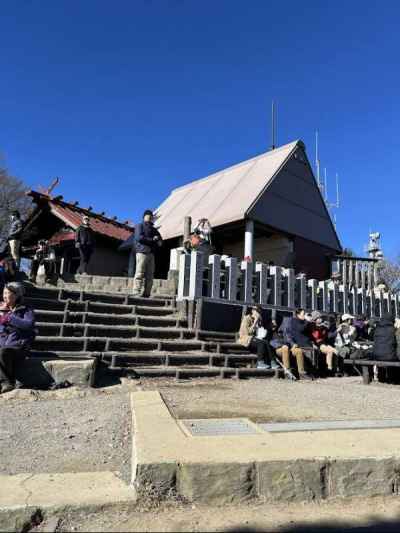 沢山の人々で賑わう山頂