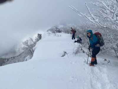 左側は崖と雪庇、ひとり踏み抜いて埋まってる