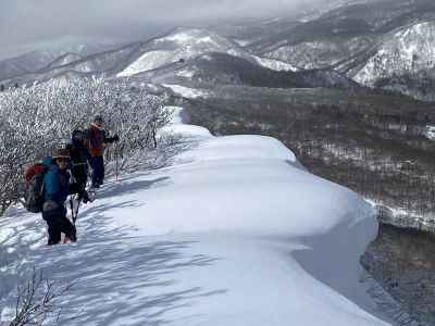 下りも雪庇に注意