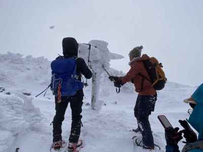 道標のエビの尻尾をゴシゴシ&nbsp;