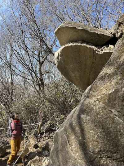 ガマ石に小石が乗るかな？