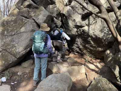 岩をくぐる&nbsp;