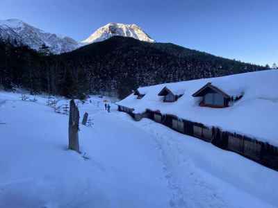 朝日を浴びる阿弥陀岳と行者小屋&nbsp;