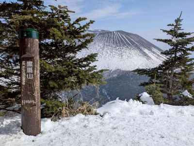 雪化粧した浅間山を間近に