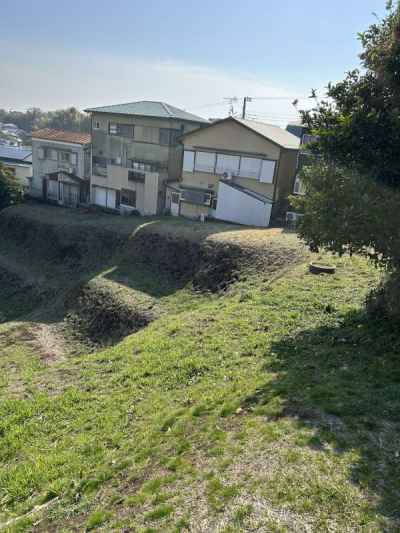 坂下張出（平場）　敵の動向を観察するために方形に張り出した土地