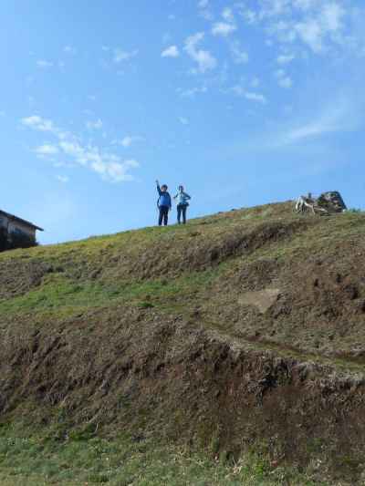 坂下張出の下から上を見て高低差を実感