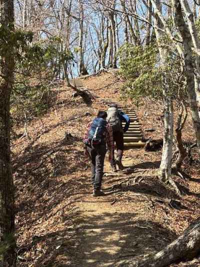 登りの階段では汗ばむほどの陽気&nbsp;