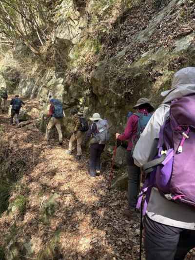 沢沿いの登山道を行く