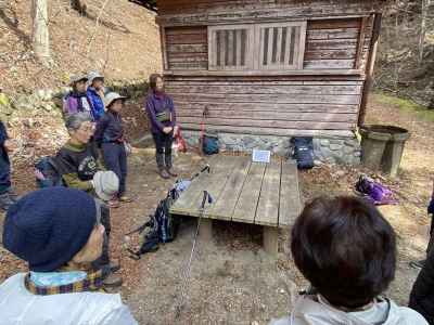 一軒屋避難小屋前でKさんの追悼式