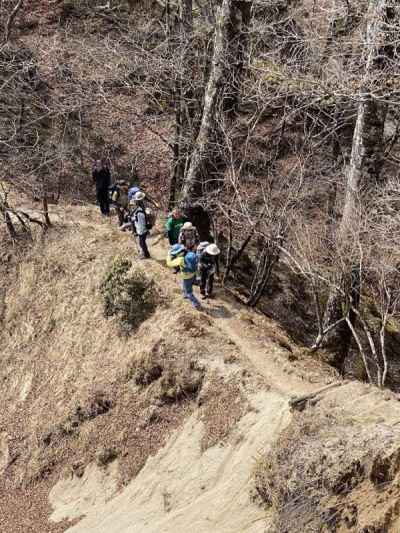 山頂直下の細尾根